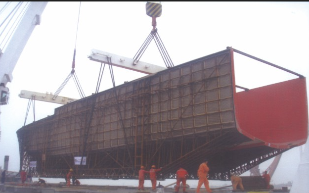 Lifting equipment for shipbuilding and  ports